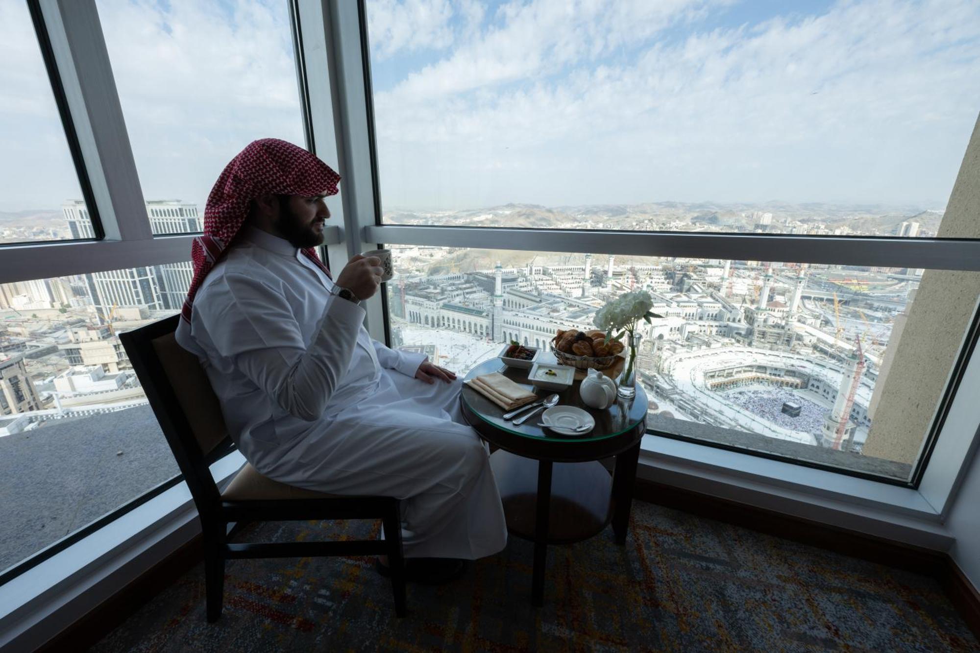 Swissotel Al Maqam Makkah Meca Exterior foto A Saudi Arabian man in traditional dress